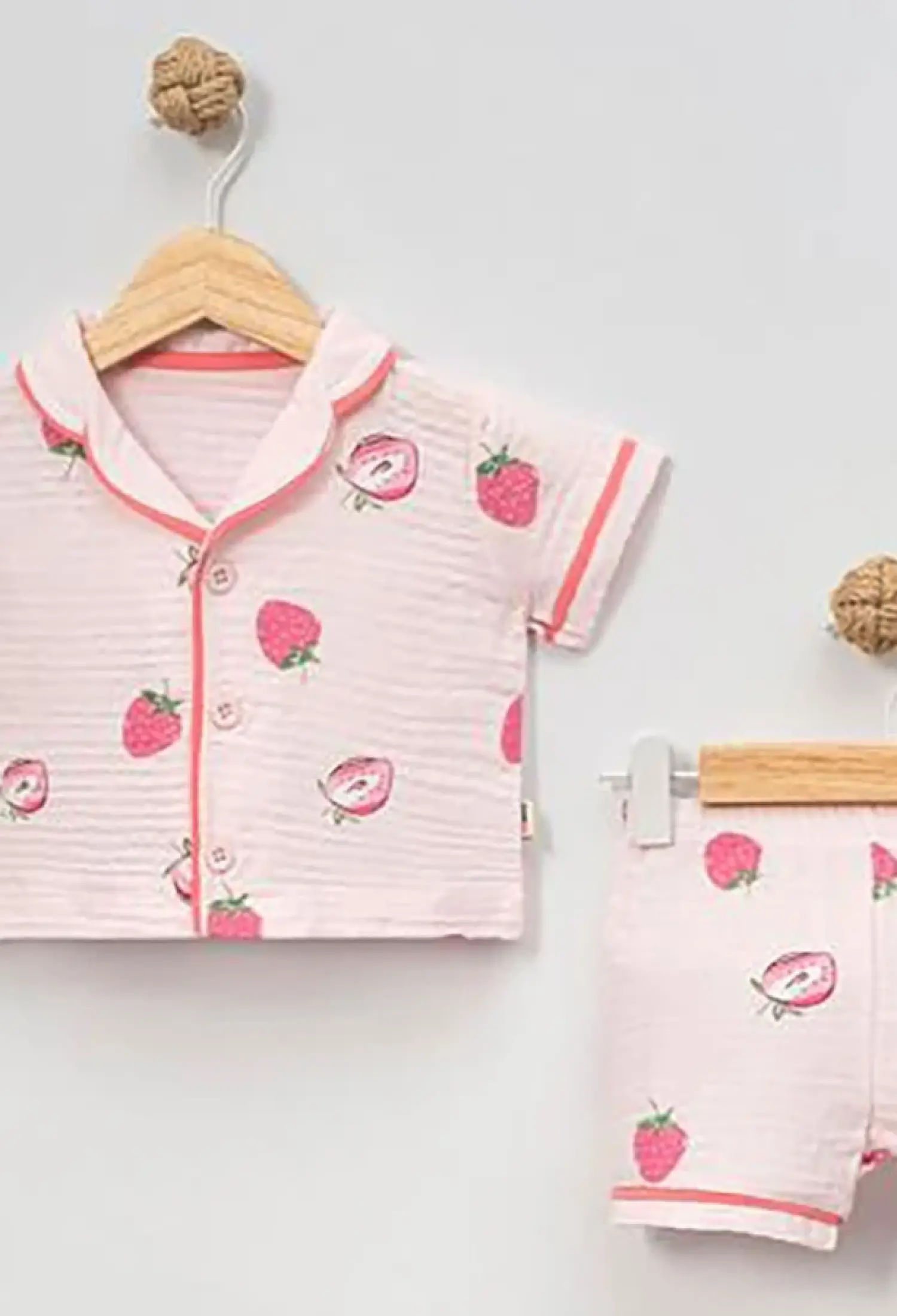 Çilek Desenli Yakalı Düğmeli Müslin Kız Pijama Takım - Brand: DOLAŞ - Kids & Bby Clothes From Peralane Kids Turkey